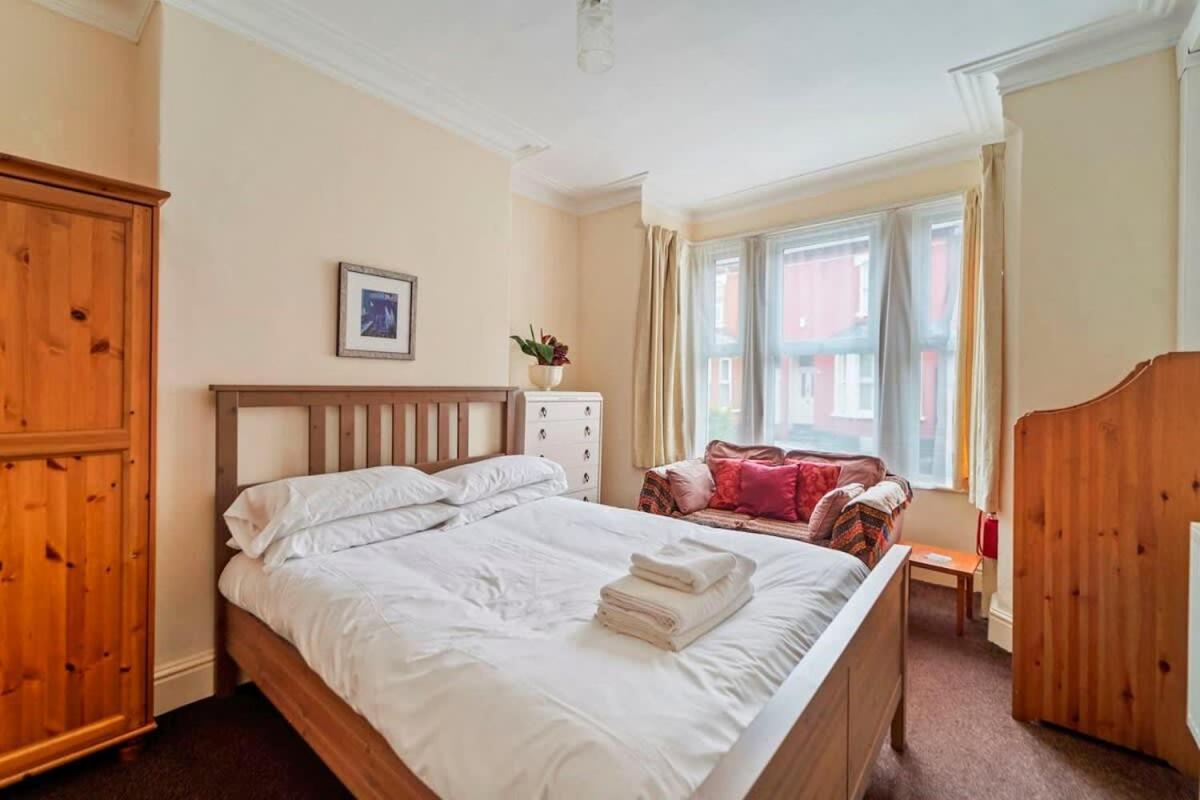 4 Bed Homely Retreat - Γούλβερχαμπτον Εξωτερικό φωτογραφία