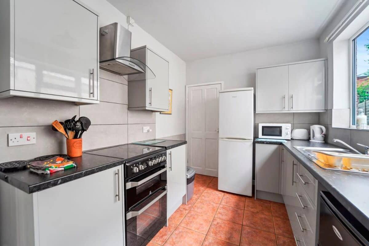 4 Bed Homely Retreat - Γούλβερχαμπτον Εξωτερικό φωτογραφία